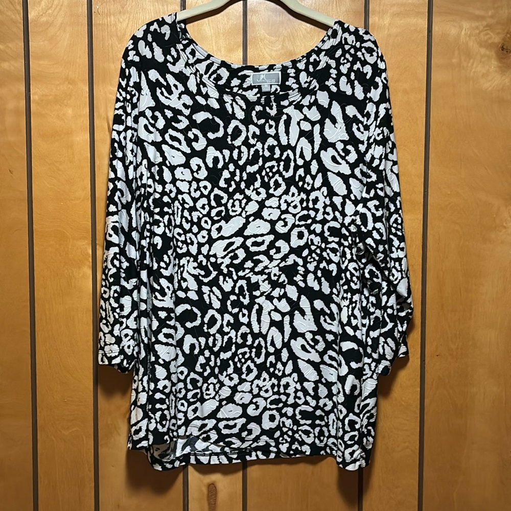 Classic Black & White with light 3-D pattern . Soft, stretchy material. SIZE 2X